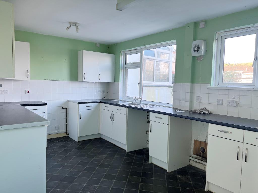 Lot: 102 - END-TERRACE HOUSE FOR UPDATING WITH GARDENS, PARKING AND GARAGE - 
